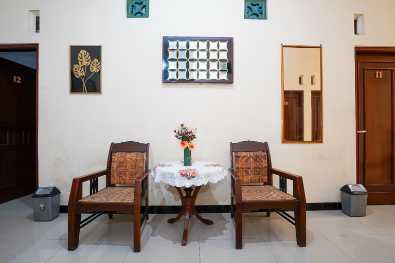 Public Area 2, RedDoorz near Matahari Singosaren Solo, Solo
