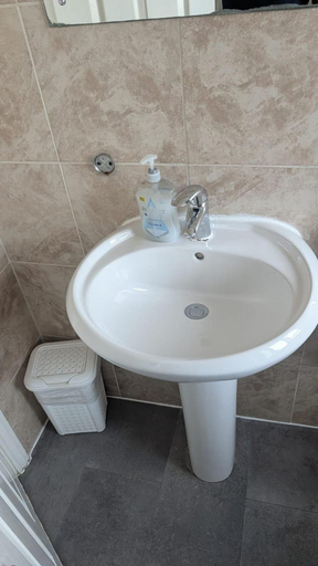 Bathroom 4, 3 bed House Upto 6 Adults, Thurrock