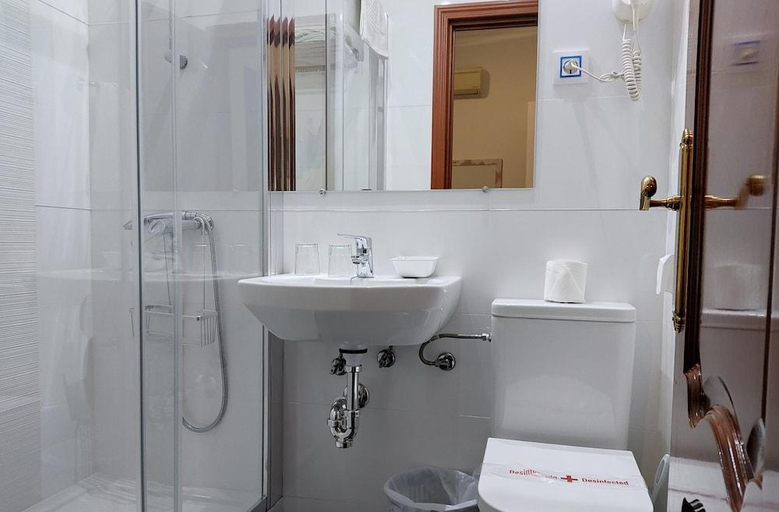 Bathroom 3, Hostal Bruna, Madrid