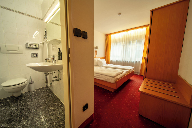 Bathroom 3, Hotel Mondial Munich, München