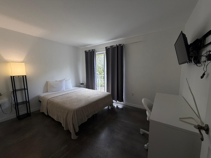 Room 3, Triangle Suites LLC, Miami-Dade