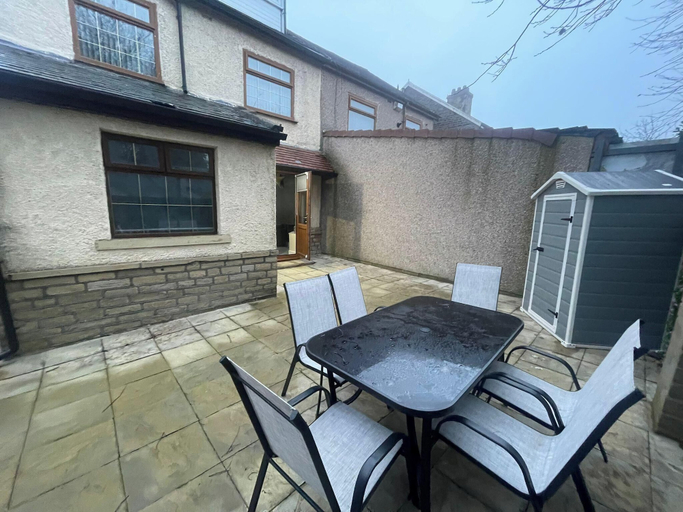 Outdoor dining 3, House Sleeps 9 With Garden and Parking, Bradford