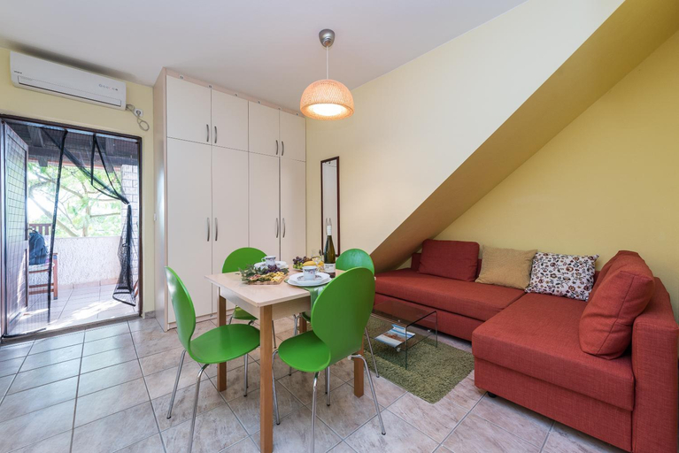 Others 2, Apartment Hrala, Nin