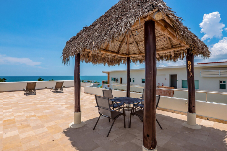Outdoor dining 5, Stylish Condo With Covered Balcony, Pool & Pool Tables, Compostela