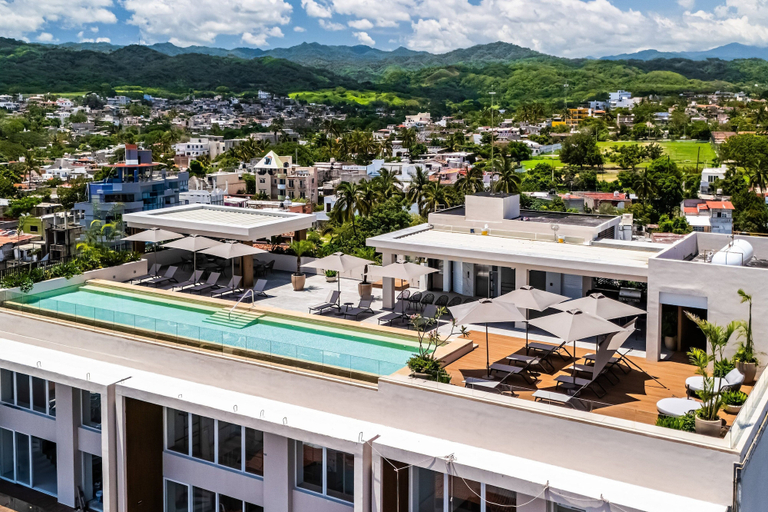 Pool 5, Modern Waterfront Condo With Shared Pool, Balcony, and Washer/dryer, Compostela