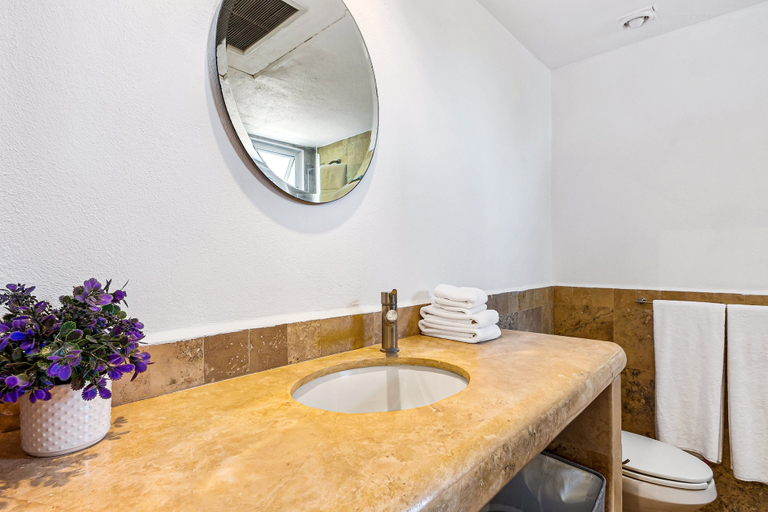 Bathroom 4, 2nd-floor Condo With Private Balcony, On-site Pool & Billiards, Compostela