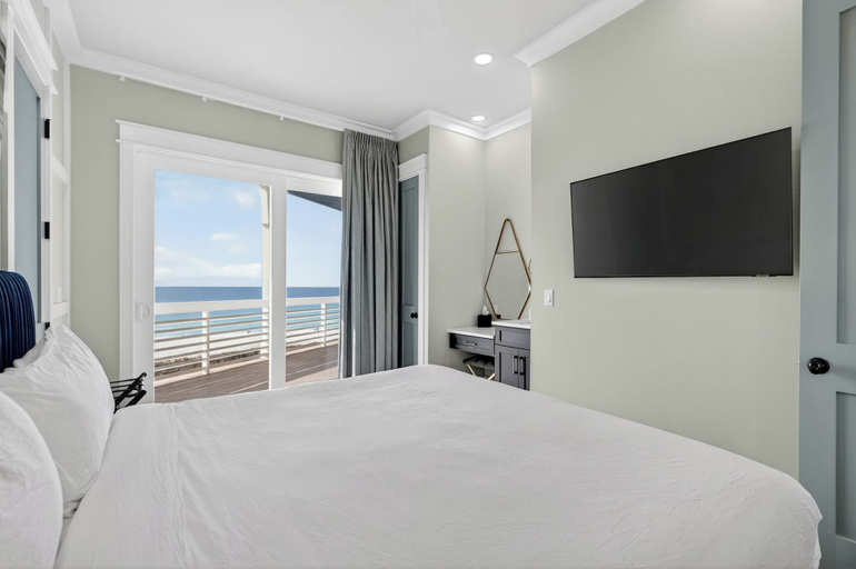 Room 2, 6BR Gulf-front Home, Sleeps 19, Heated Pool & Mini Golf, Bay