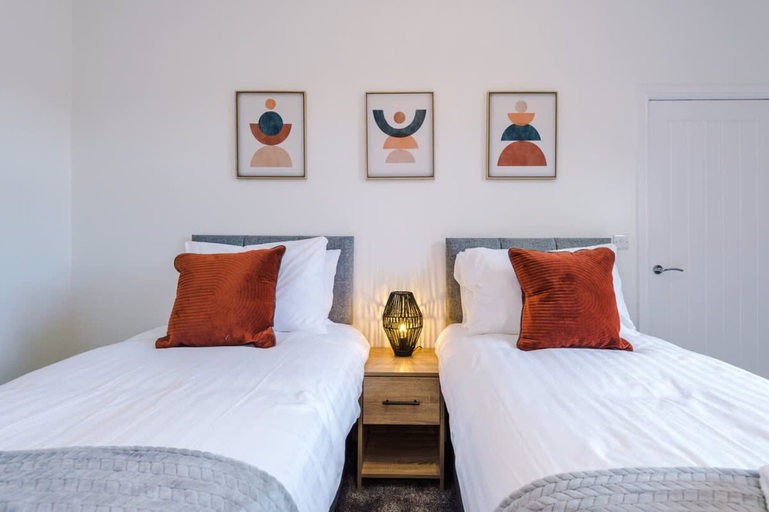Room 3, Ideal for Contractors Long Term Stays Sleeps 8, Cheshire East