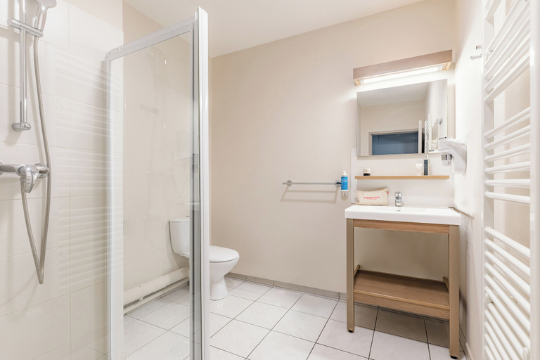 Bathroom 2, Appart'City Classic Annemasse Centre-Pays de Genève, Haute-Savoie