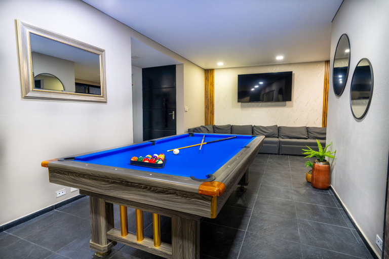 Billiards, 6BD with Balcony Jacuzzi Next to LLERAS, Medellín