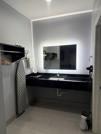 Bathroom 3, Platinum Inn and Suites, Houston