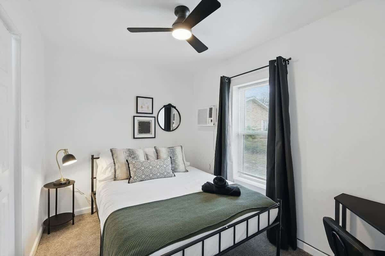Interior 4, Modern 2BR Unit With Hot Tub, Tarrant