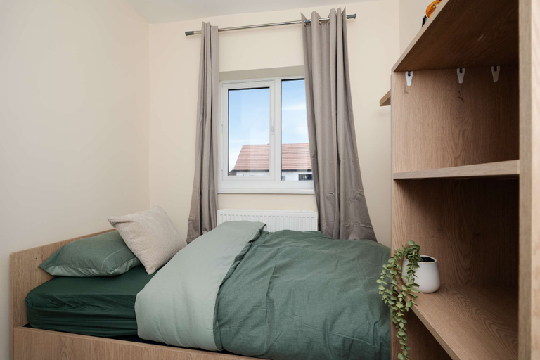 Room 2, 3-bed Manchester Home With Free Parking Sleeps 5, Salford