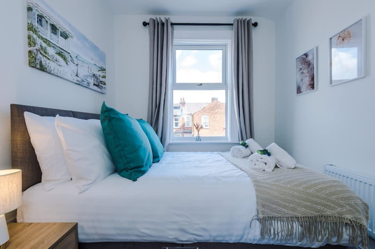Room 2, Ideal for Contractors Long Term Stays Sleeps 8, Cheshire East