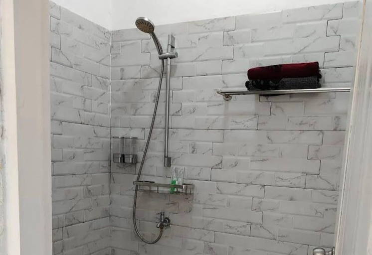 Bathroom 5, OYO 95132 Kara Homestay Syariah, Yogyakarta