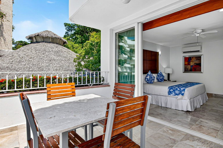Room 3, Stylish Oceanview Suite With Infinity Pool, Full Kitchen & Bay-view Terrace, Puerto Vallarta