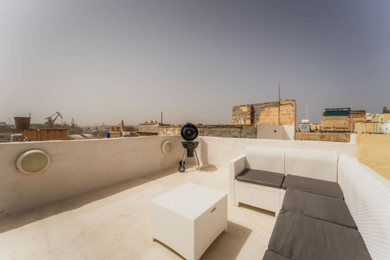 Room 5, Charming Bormla Stay Terrace BBQ Pool Table