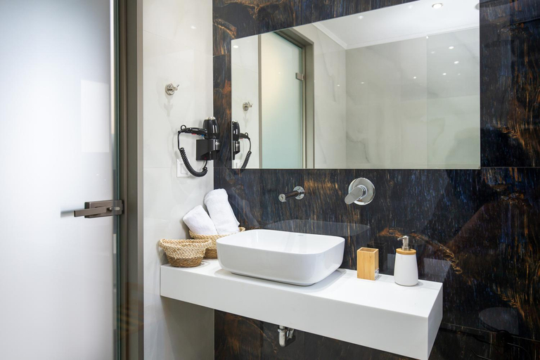 Bathroom 3, East Coast, East Macedonia and Thrace