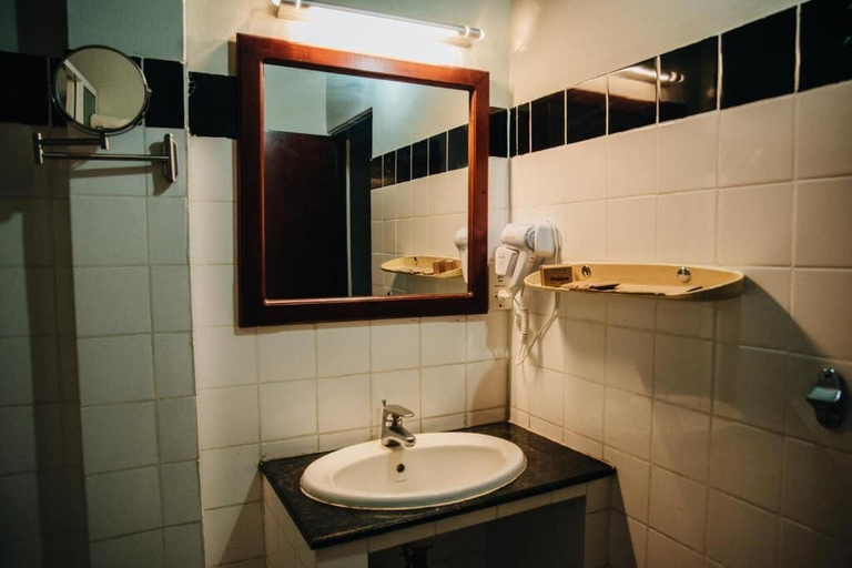 Bathroom, Gimanhala Hotel, Dambulla