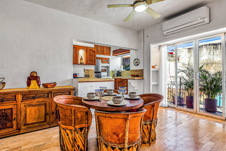 Room 3, Downtown Malecon Beach Front, AC, Walk to Restaurant/bars, Rooftop 360 Views, Puerto Vallarta
