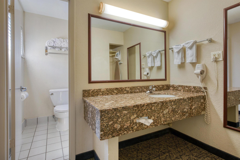 Bathroom 4, Best Western Winners Circle, Garland
