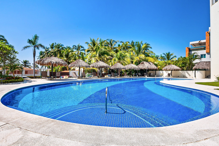 Pool 5, Ocean-view Condo With Resort Pool & Sundeck, Compostela