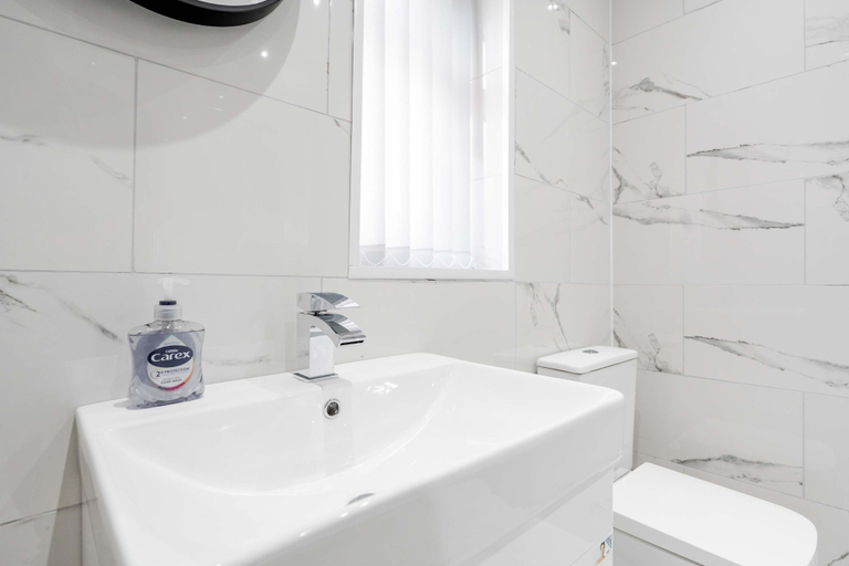 Room 4, 3-bed Manchester Home With Free Parking Sleeps 5, Salford