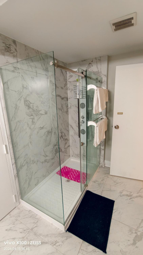 Bathroom 2, Tom Oker唐人之家, Peel