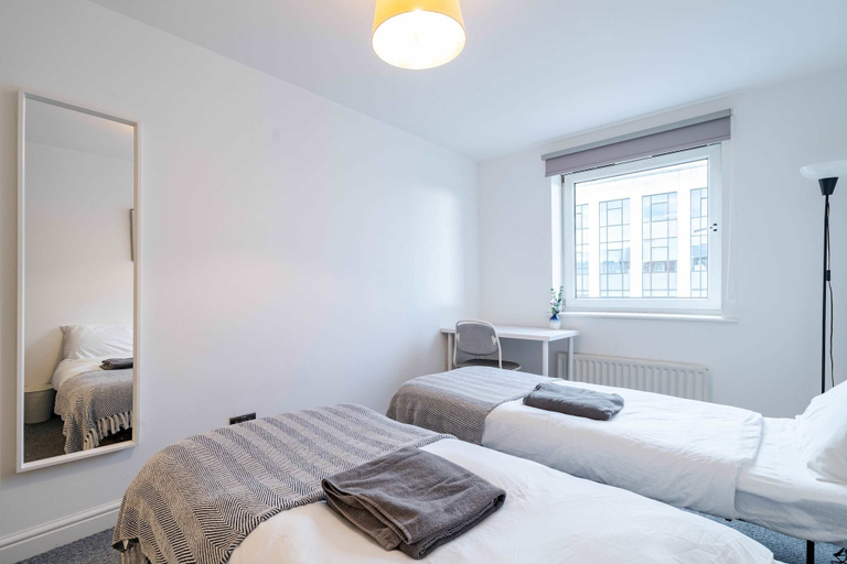 Room 5, 3-bed Apartment Near Hyde Park Leeds City Centre, Leeds