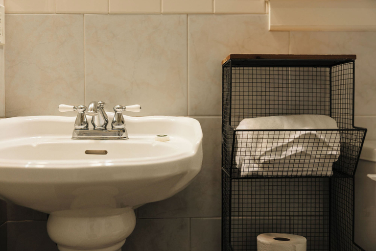 Bathroom 4, Grand Lux Inn, Coffee
