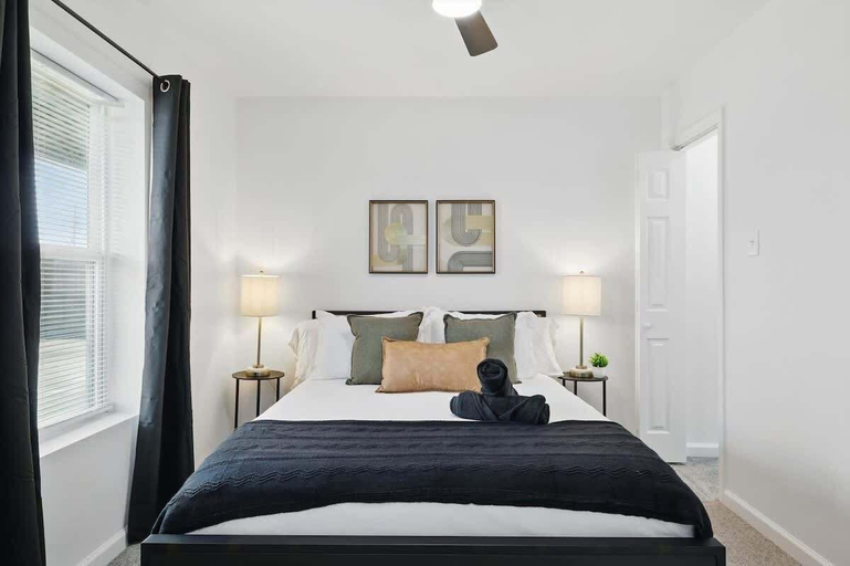Interior 1, Modern 2BR Unit With Hot Tub, Tarrant