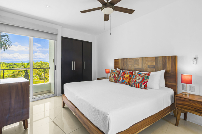 Room 4, Relaxing Condo With Pool, Balcony & Steps to Dining and Paseo Trail, Compostela
