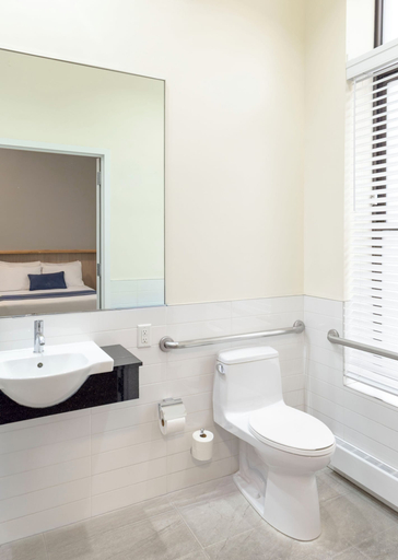 Bathroom 5, Americana Inn, New York