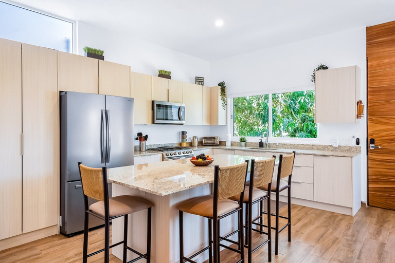 Private kitchen 4, Beautiful Condo With Shared Pool, Full Kitchen, & Private W/D, Compostela