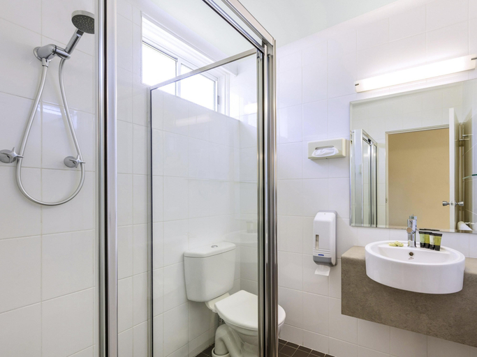 Bathroom 3, BreakFree Queanbeyan, Queanbeyan