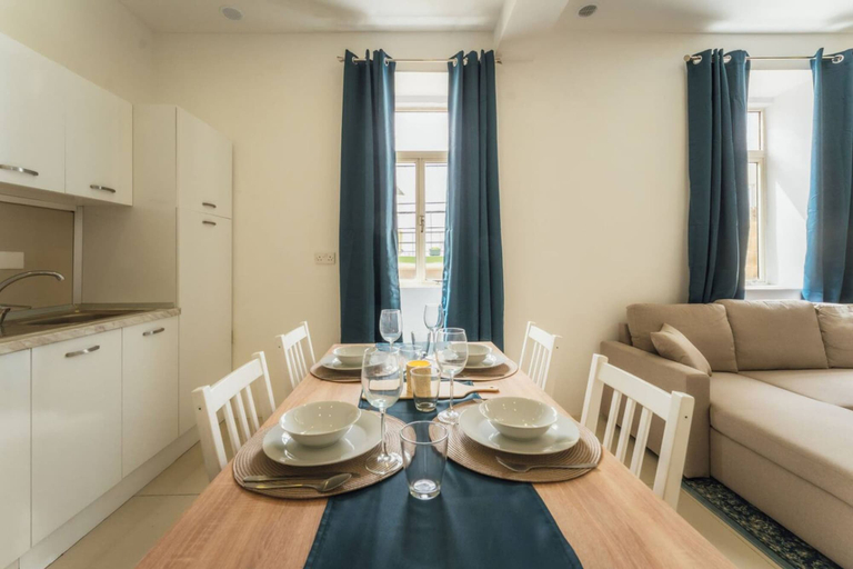 Room 3, Charming Bormla Stay Terrace BBQ Pool Table