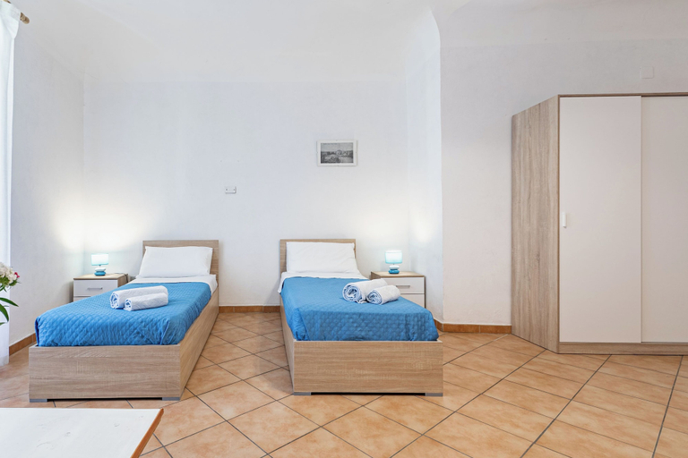 Room 5, Guesthost - Piazza Pretoria Roomy Flat With Balconies X8, Palermo