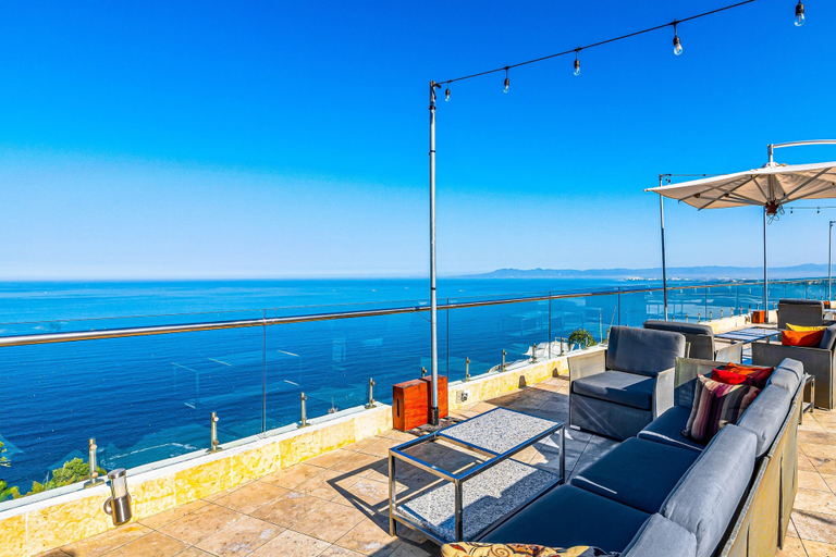 Terrace/patio 5, Stylish Hillside Suite W/rooftop Pool, gym Access, AC & Family-friendly Layout, Puerto Vallarta