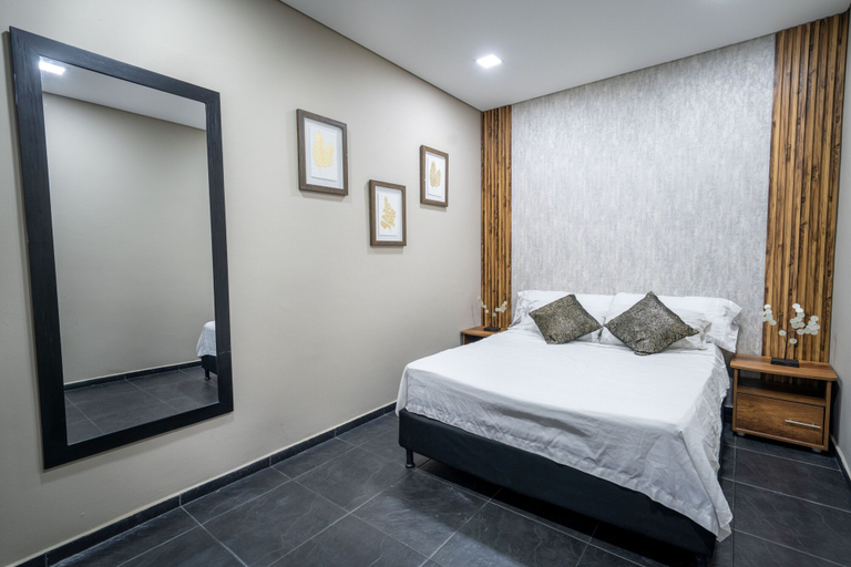 Room 5, 6BD with Balcony Jacuzzi Next to LLERAS, Medellín