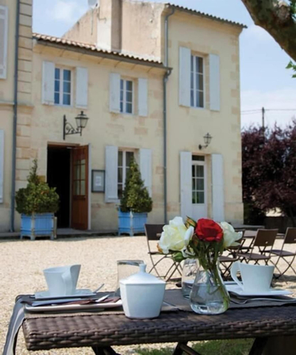 Outdoor dining, Domaine Rollan de by, Gironde