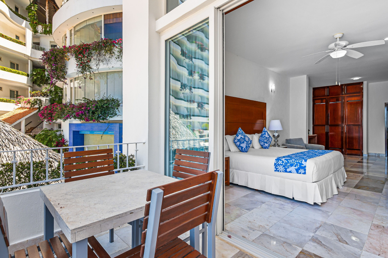 Outdoor dining 2, Stylish Suite With Wifi, hot Tub, gym Access, Heated Pool & Terraces, Puerto Vallarta