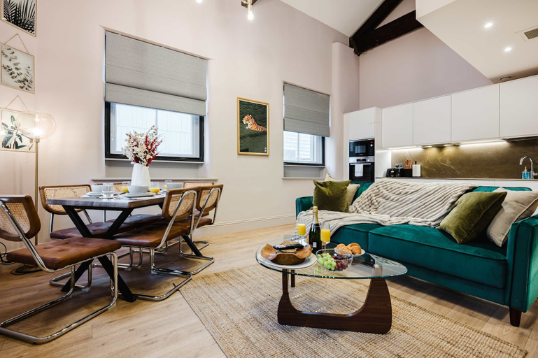 Room 2, Spacious Central Location For Families Walk to All, Manchester