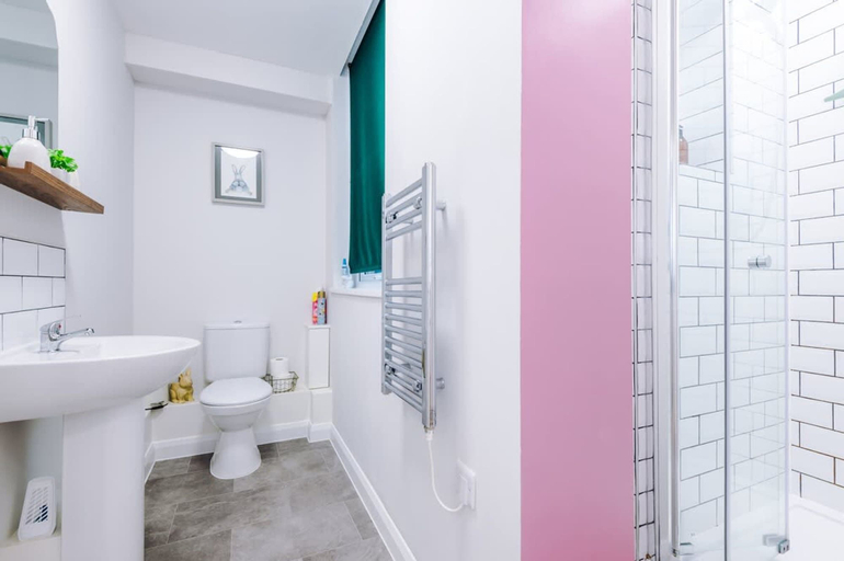 Room 3, Stunning City Centre Home Perfect For Couples, Cheshire West and Chester