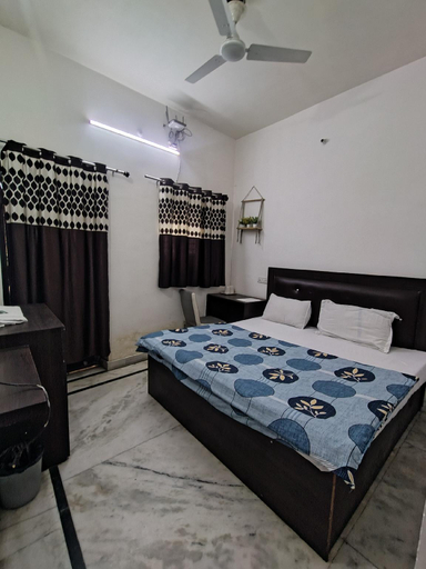 Bedroom 5, hotel khubsaras palace by chhabra's, Agra
