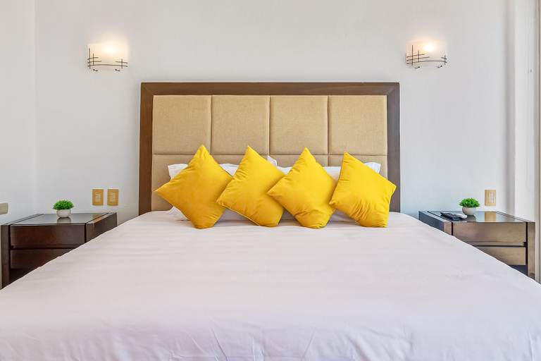 Room 5, Spacious Apartment With Ocean Views, Pool & Balcony, Compostela