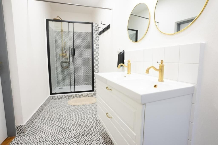 Bathroom 4, White Wolf House Hostel & Apartments, Praha 1