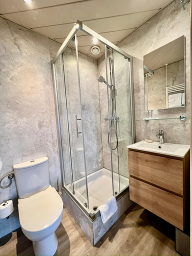Bathroom 2, SEA YOU Hotel Noordwijk, Noordwijk