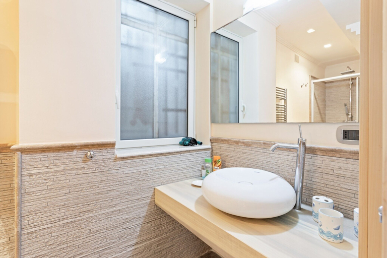 Bathroom 2, Penelope Seaview Apartment, Catania