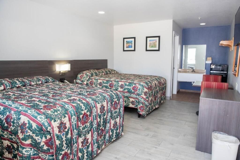 Bedroom 3, Nogalitos Motel, Bexar