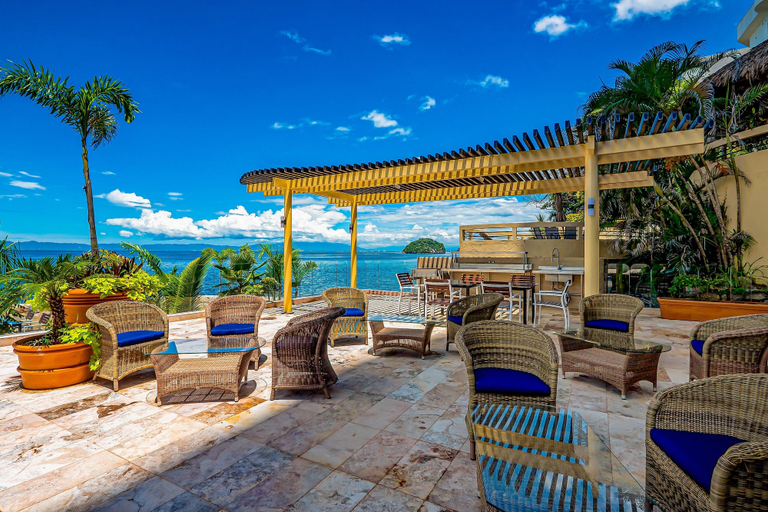 Outdoor dining 5, Fantastic Oceanfront Apartment With Balcony, Pool & Central AC, Puerto Vallarta